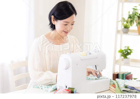 趣味　ミシンで縫い物をするミドル女性 117237978