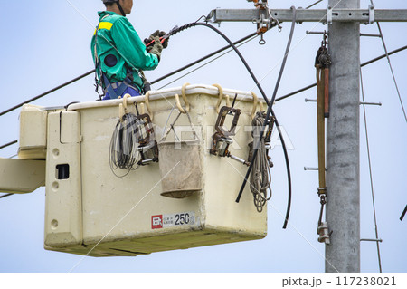 電気工事　送配電電線工事高所作業工事中 117238021