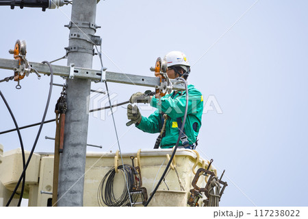 電気工事 送配電電線工事高所作業工事中 電気工事 送配電電線工事高所作業工事中 117238022