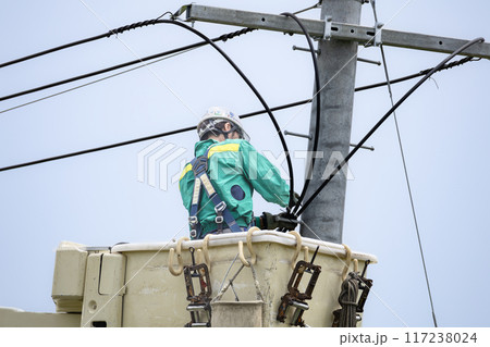 電気工事 送配電電線工事高所作業工事中 電気工事 送配電電線工事高所作業工事中 117238024