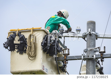 電気工事　送配電電線工事高所作業工事中 117238025