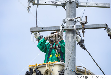 電気工事 送配電電線工事高所作業工事中 電気工事 送配電電線工事高所作業工事中 117238028