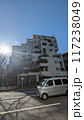モダンなビルのある都市風景と眩しい光 117238049