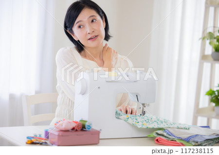 裁縫 肩こりに悩むミドル女性 裁縫 肩こりに悩むミドル女性 117238115