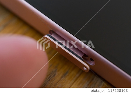 スマホのSIMトレイを開ける 117238168