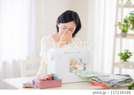 裁縫　肩こりに悩むミドル女性 117238188
