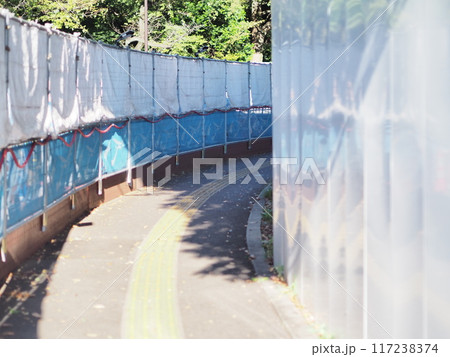 フェンスに囲まれた歩道 117238374