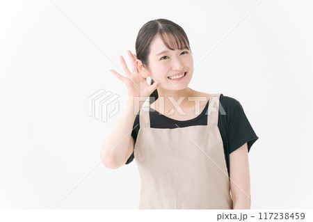 耳を傾けるポーズの女性店員 耳を傾けるポーズの女性店員 117238459