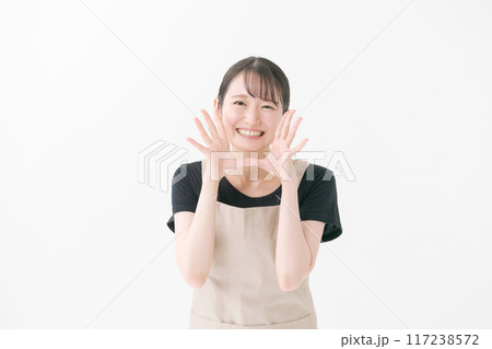 呼びかけをするエプロン姿の女性 呼びかけをするエプロン姿の女性 117238572