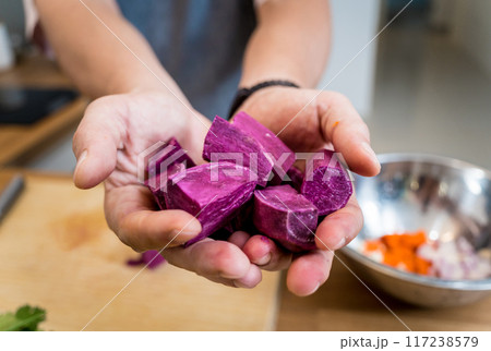 Chef at the kitchen preparing massaman curry with sweet potato and many spices 117238579