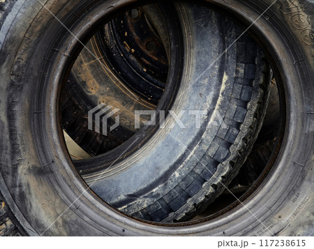 A stack of used tires is placed one on top of the other 117238615