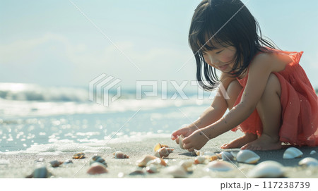 海岸で貝を集める少女 117238739