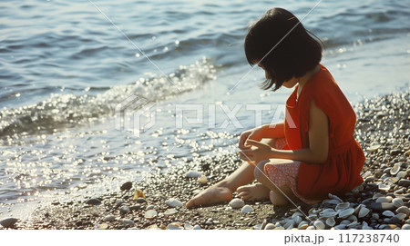 海岸で貝を集める少女 117238740