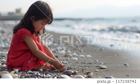 海岸で貝を集める少女 117238741