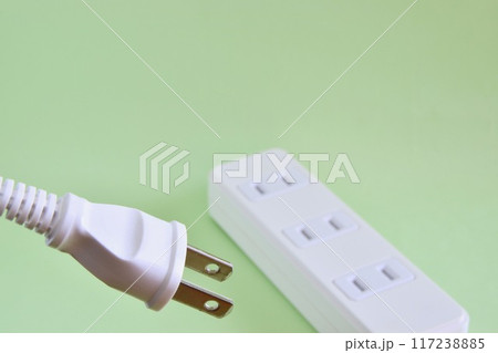電源タップから抜いた電源プラグ 電源タップから抜いた電源プラグ 117238885