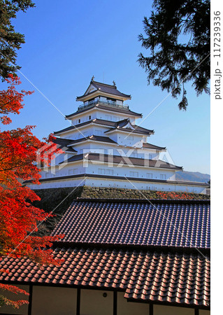 秋の鶴ヶ城（福島県・会津若松市） 117239336