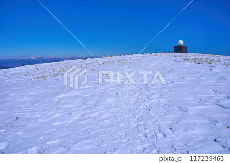冬の長野県の車山中腹から山頂方面(気象レーダー,雪原など)を見る 冬の長野県の車山中腹から山頂方面(気象レーダー,雪原など)を見る 117239463