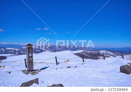 冬の長野県 車山山頂標識と北側の眺望(物見石山,王ヶ鼻,美ヶ原など) 117239464