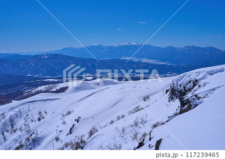 冬の長野県の車山中腹から南西側(諏訪市,雪原,木曽駒ヶ岳,守屋山など)を見る 117239465