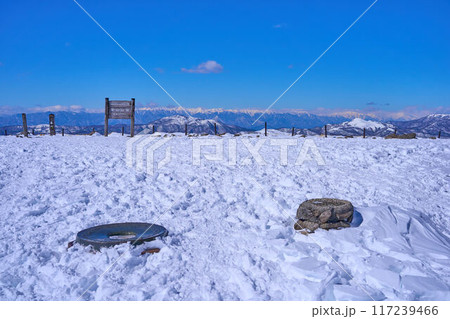 冬の長野県 車山山頂標識と北西側の眺望(北アルプス,二ッ山,鉢伏山,三峰山など) 117239466