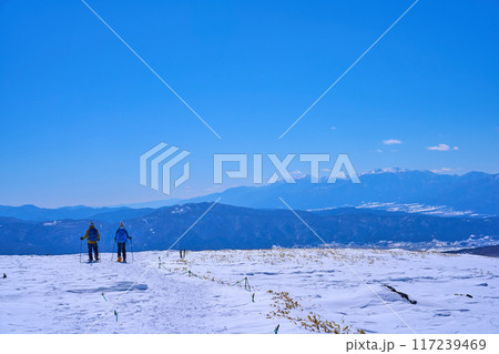 冬の長野県の車山中腹から南西側(登山者,雪原,木曽駒ヶ岳,守屋山など)を見る 117239469