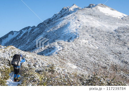 日本アルプスの稜線から見る初冬の北アルプス　山の頂上に雪が降り積もる　雪化粧する北アルプスの山々 117239784