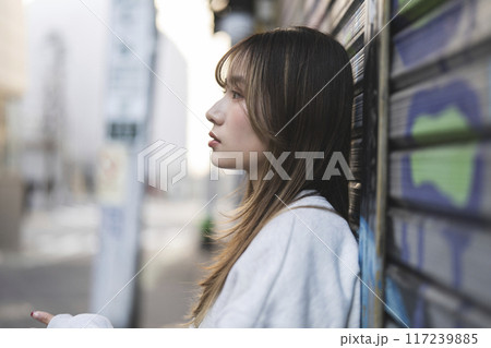 20代の女性　横顔　ポートレート 117239885