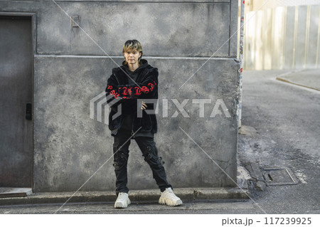 カメラ目線の20代の男性　ポートレート 117239925