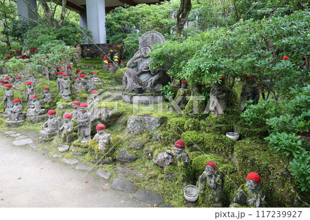 広島県甘日市市の宮島にある大聖院の参道脇にある地蔵群風景 117239927