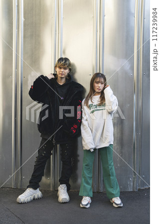 20代の男女 カメラ目線 ポートレート 20代の男女 カメラ目線 ポートレート 117239984