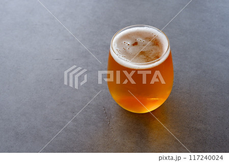 よく冷えたビールのグラス 117240024