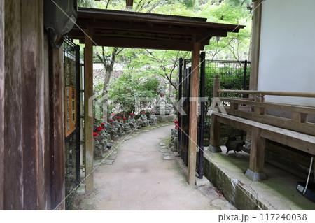 広島県甘日市市の宮島にある大聖院の参道脇にある地蔵群風景 117240038