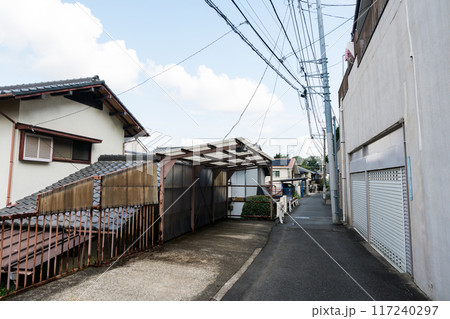 京王線つつじヶ丘駅東側の住宅街　夏晴れの青空　東京都調布市 117240297