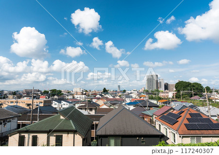京王線つつじヶ丘駅東側から駅方面を眺める　夏晴れの青空　東京都調布市 117240307
