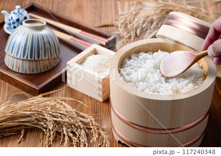 お櫃に入れた炊きたてのご飯 117240348