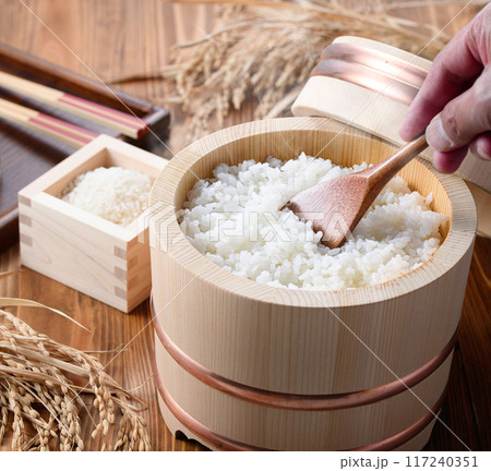 お櫃に入れた炊きたてのご飯 117240351