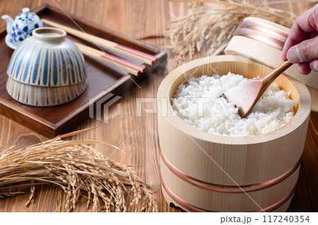 お櫃に入れた炊きたてのご飯 お櫃に入れた炊きたてのご飯 117240354