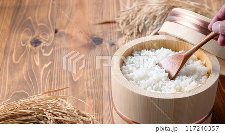 お櫃に入れた炊きたてのご飯 お櫃に入れた炊きたてのご飯 117240357