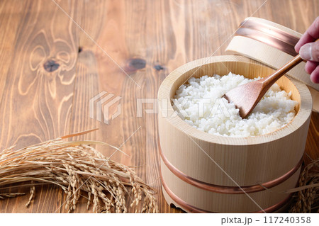 お櫃に入れた炊きたてのご飯 117240358