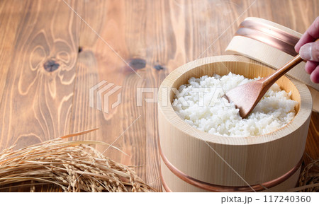 お櫃に入れた炊きたてのご飯 117240360