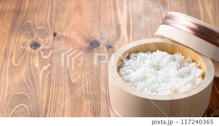 お櫃に入れた炊きたてのご飯 お櫃に入れた炊きたてのご飯 117240365