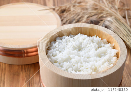 お櫃に入れた炊きたてのご飯 117240380