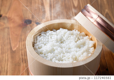 お櫃に入れた炊きたてのご飯 お櫃に入れた炊きたてのご飯 117240381