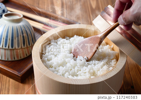 お櫃に入れた炊きたてのご飯 お櫃に入れた炊きたてのご飯 117240383