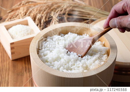 お櫃に入れた炊きたてのご飯 117240388