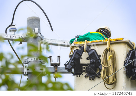 電気工事　送配電電線工事高所作業工事中 117240742