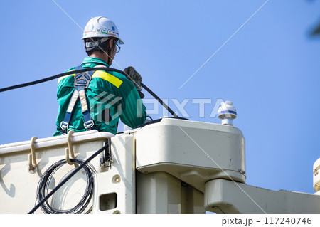 電気工事　送配電電線工事高所作業工事中 117240746