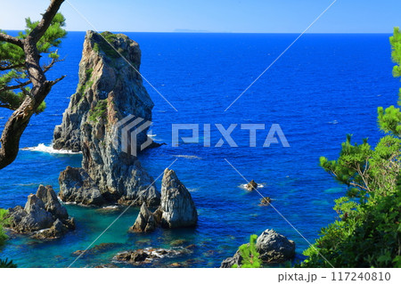 【山口県】快晴の青海島の海上アルプス 【山口県】快晴の青海島の海上アルプス 117240810