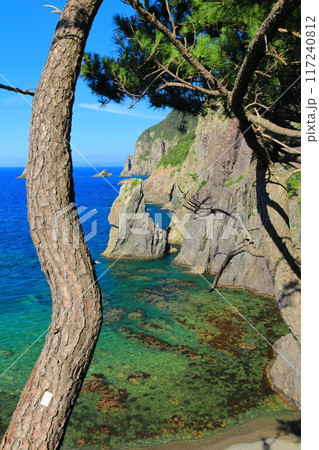 【山口県】快晴の青海島の海上アルプス 【山口県】快晴の青海島の海上アルプス 117240812