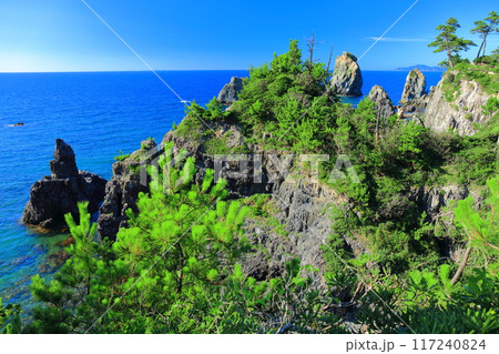 【山口県】快晴の青海島の海上アルプス 【山口県】快晴の青海島の海上アルプス 117240824